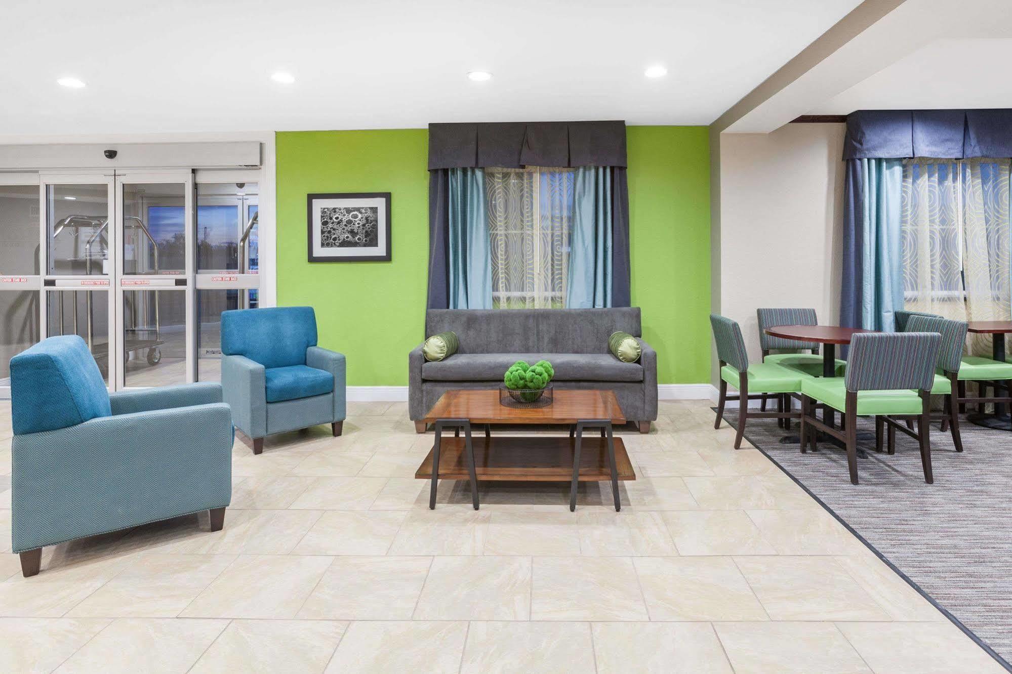 Baymont By Wyndham Center Hotel