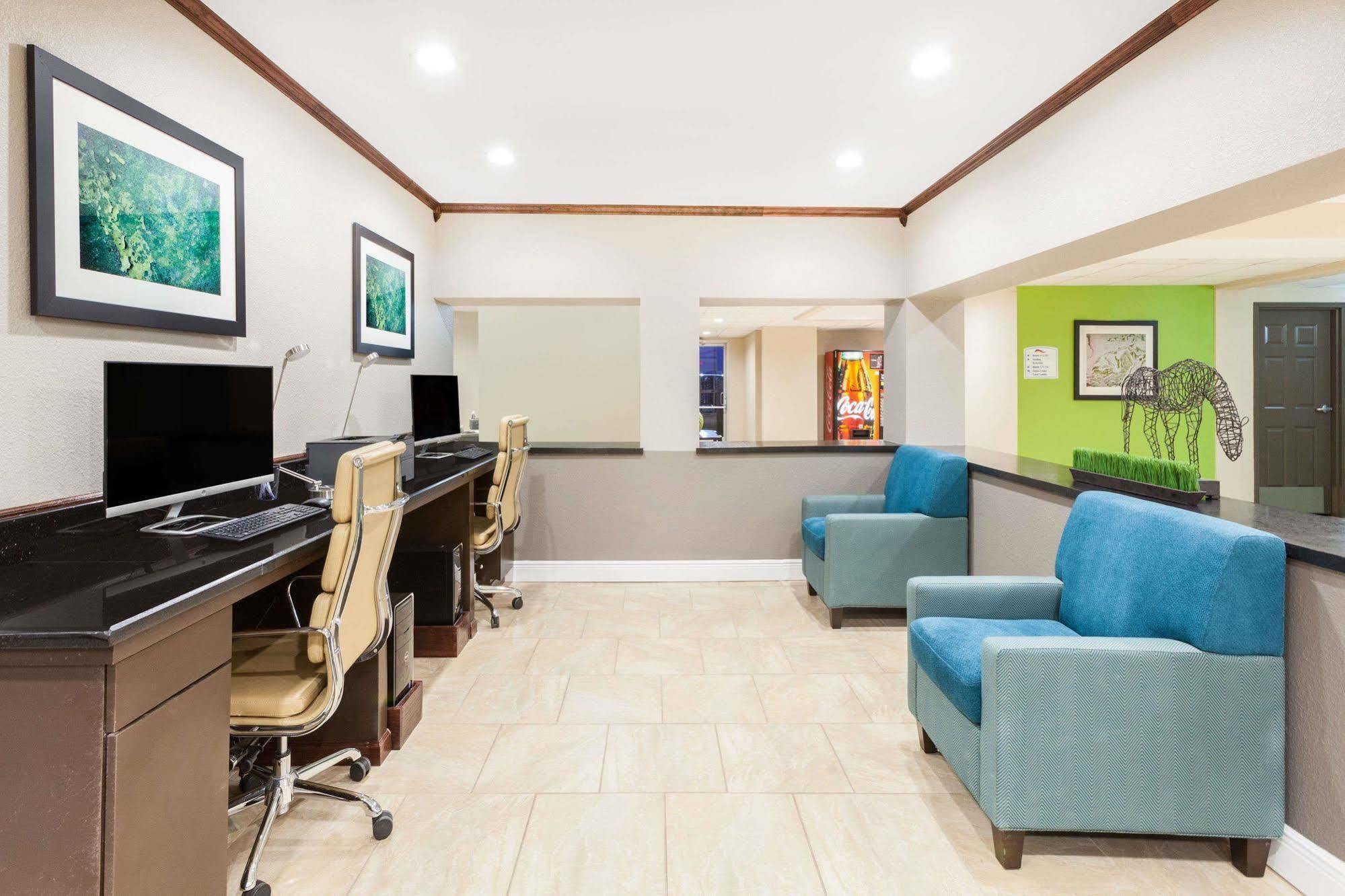 Baymont By Wyndham Center Hotel